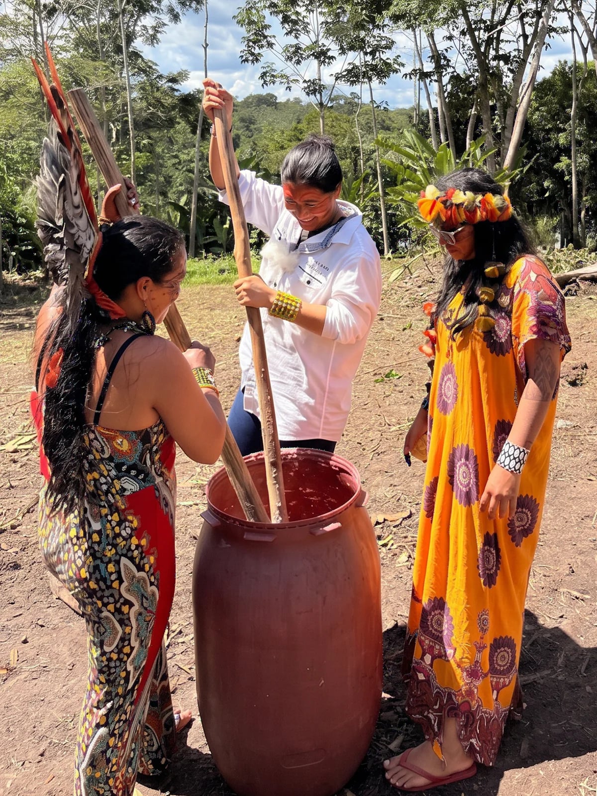 Mulheres indígenas reunidas em atividade cultural